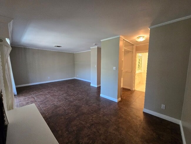 Building Photo - A Fabulous 3 Bedroom Townhome Centrally located.