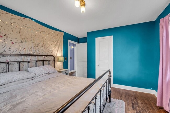 Building Photo - Available in March. Nashville 2 BED charming cottage for rent. Renovated with darling details and...