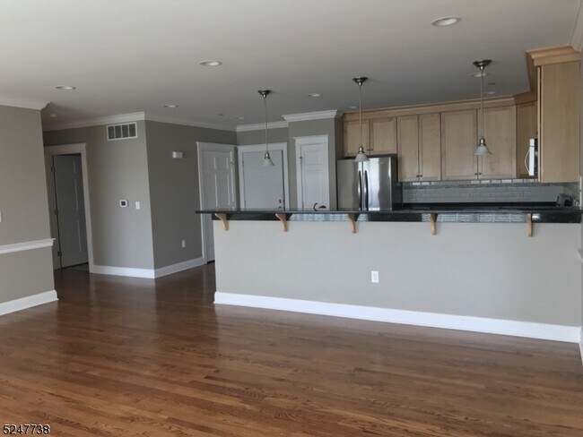 Building Photo - 25 Ridgedale Ave