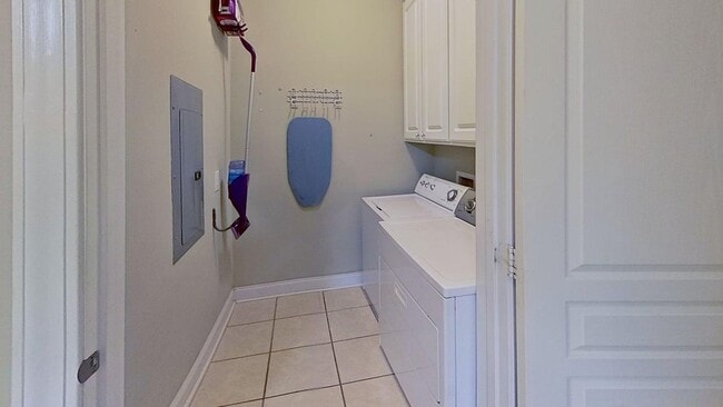 Building Photo - 2 Bedroom Condo in The Retreat at Riverlan...