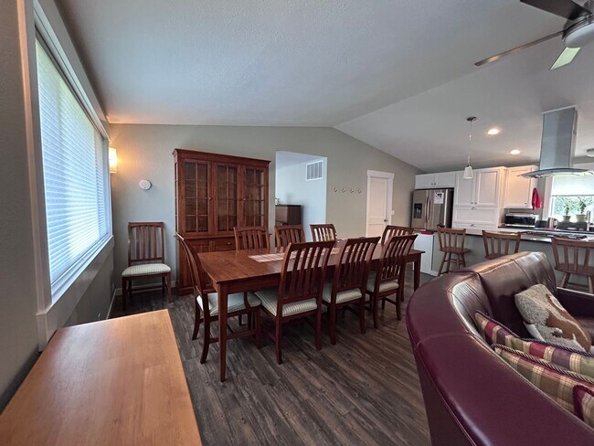 Building Photo - 3 Bedroom 2 Bath home in south Bellingham with a 2-car garage