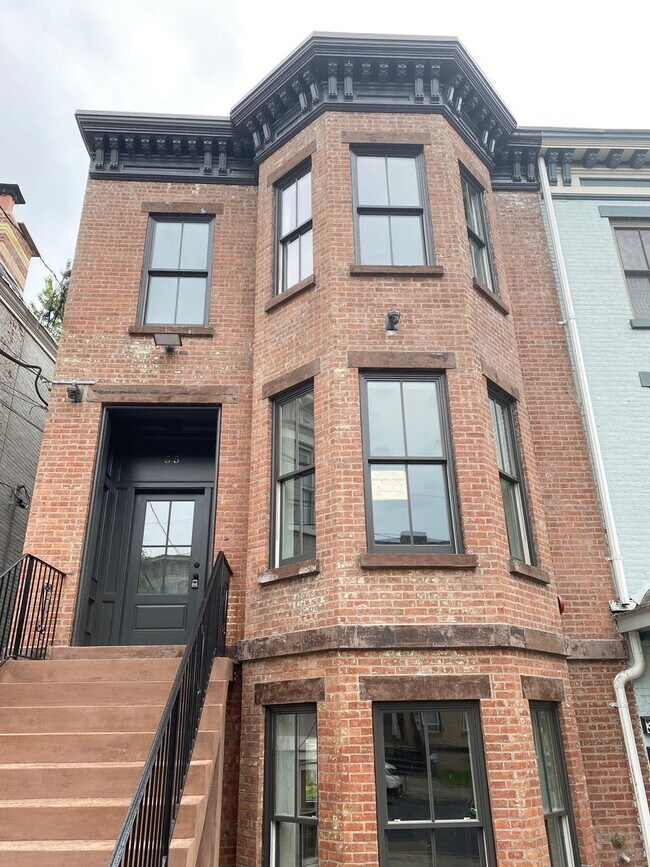 Building Photo - 55 Dubois St