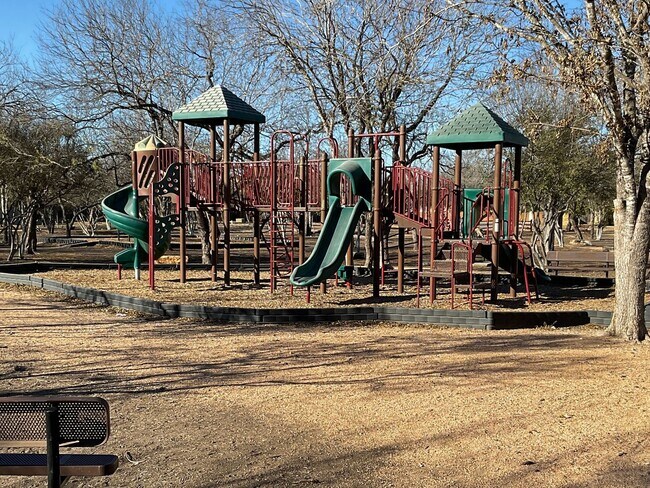 Building Photo - Outstanding 3 bedroom/2.5 bath home in established neighborhood just minutes from Lackland AFB an...