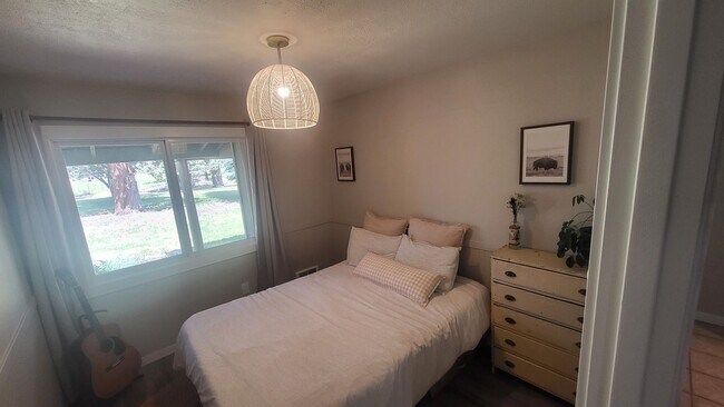 Building Photo - 4 bedroom 3 bath horse property- 6 acres i...