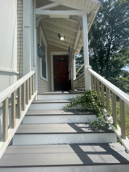 Building Photo - 109 1/2 Warren St