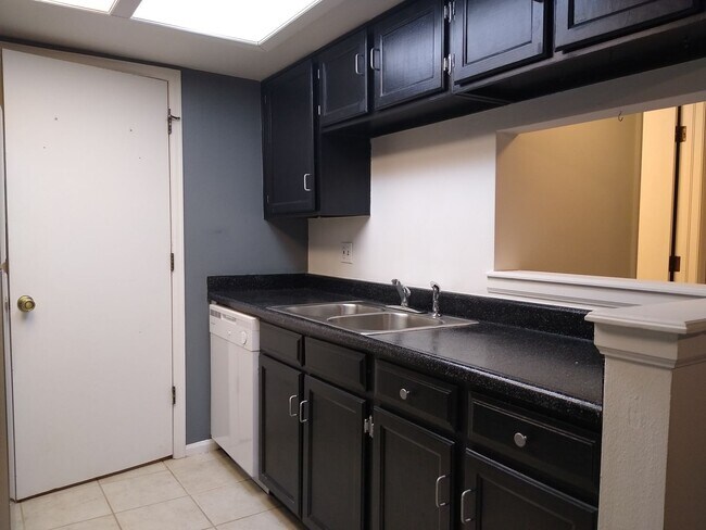 Building Photo - Awesome 2 Bedroom 2 Bath Condo w/ Garage P...