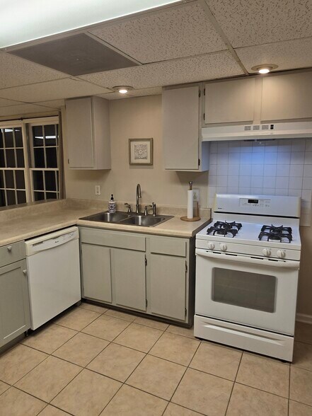 Kitchen w/ range & dishwasher - 106 Hickory St