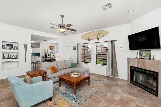 Building Photo - 10213 S Del Rey Dr