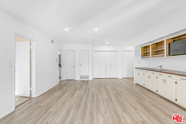 Building Photo - 1530 Valley View Rd