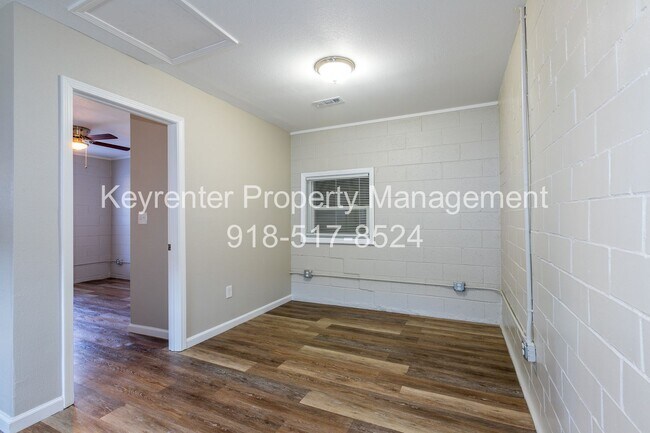 Building Photo - 1345 N Lewis Pl