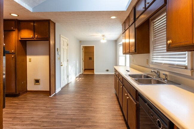 Building Photo - 3301 Sams Way SE