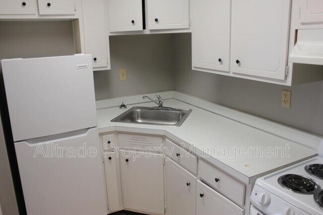 Building Photo - 2358 Grinstead Dr