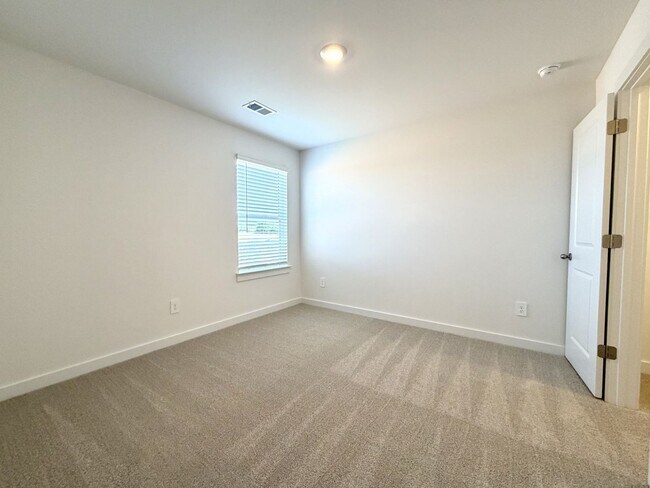 Building Photo - 2372 Meadowwood Dr