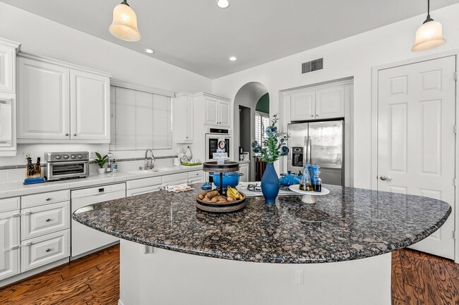 Building Photo - 4 Bedroom Home in the Beautiful Bridgeport Community!