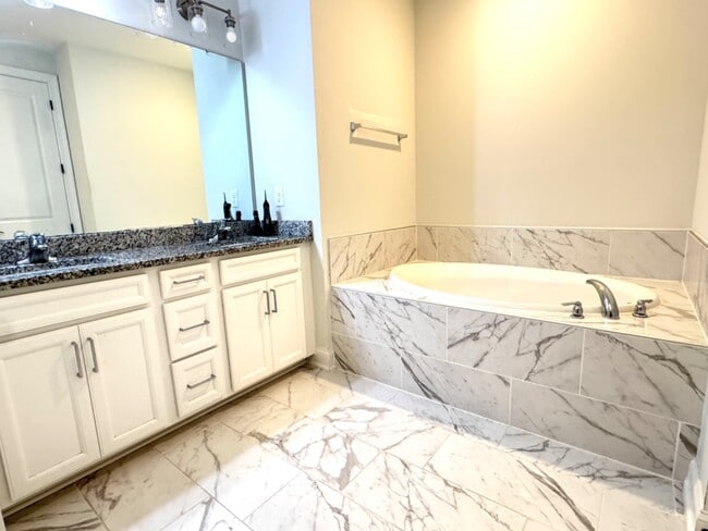 Building Photo - 4 Bedroom Luxury Townhome in Apex