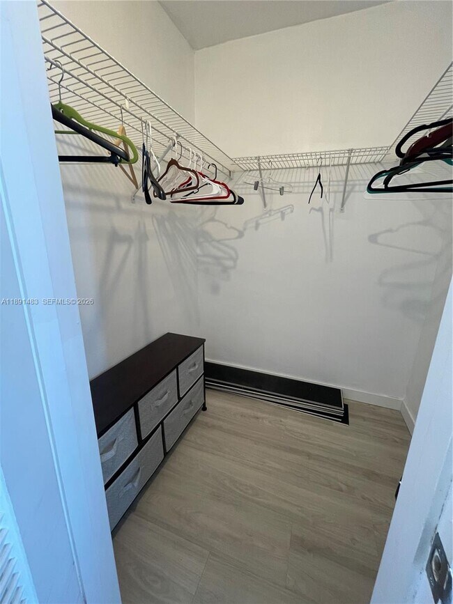 Building Photo - 2910 Point E Dr