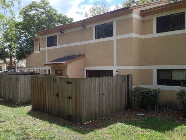 Building Photo - 9441 Palm Cir N