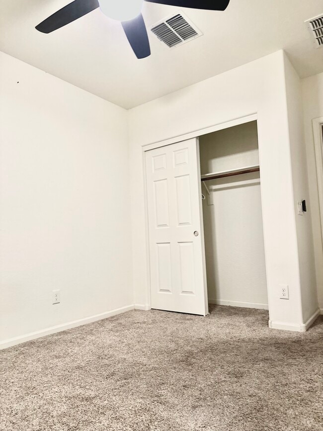 Building Photo - Layton Lake Home Room for Rent