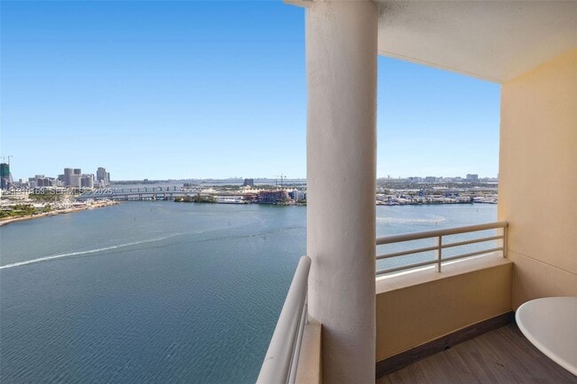 Building Photo - 808 Brickell Key Dr