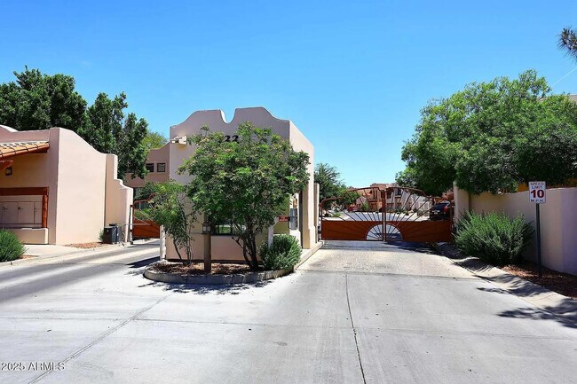 Building Photo - 333 N Pennington Dr