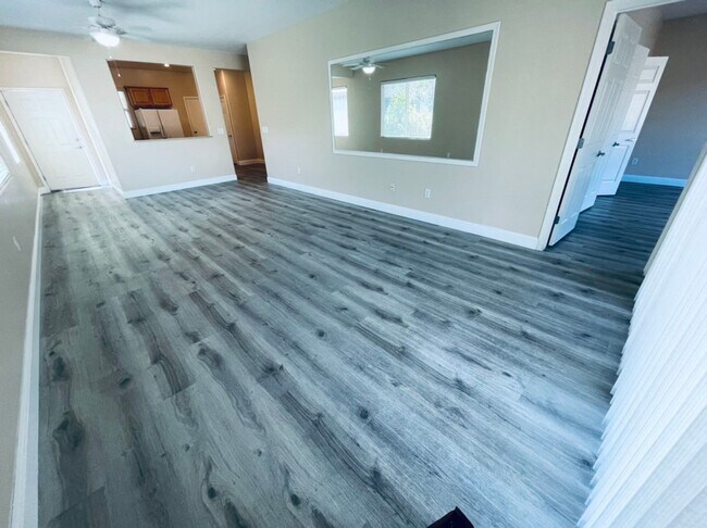 Building Photo - Charming 3 Bedroom in 55+ Solera, Laminate...