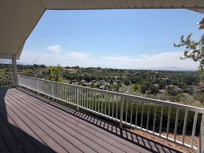 Building Photo - Spacious 4 Bed, 5 Bath Home with 3-Car Garage in Layton!