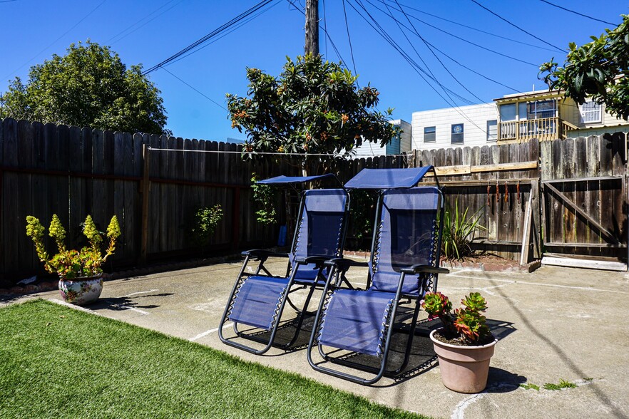 Spacious shared garden/yard with tanning chairs and brand new turf for an outdoor workout - 38 San Gabriel Ave