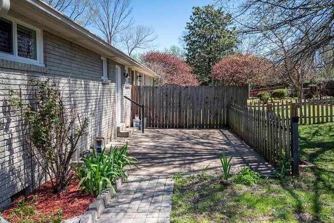 Building Photo - 405 Figuers Dr