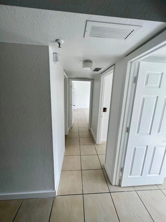 Building Photo - Beautiful 3-bedroom, 2-bath condo in Vista Trace