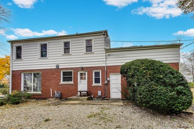 Building Photo - 4350 Bobolink Terrace