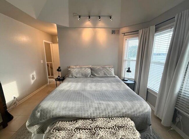 Building Photo - 2 Bed | 2 Bath Condo on Crybaby Hill