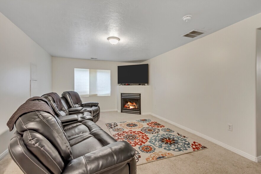 Building Photo - 7611 S Yellowwood Ln