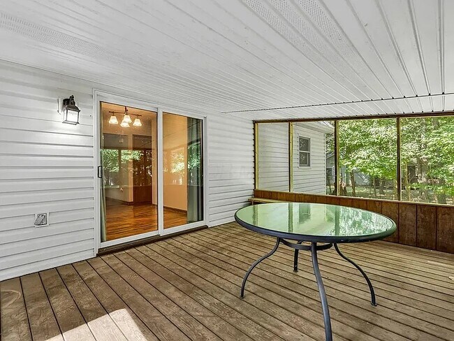 Building Photo - 428 Grand Ridge Dr