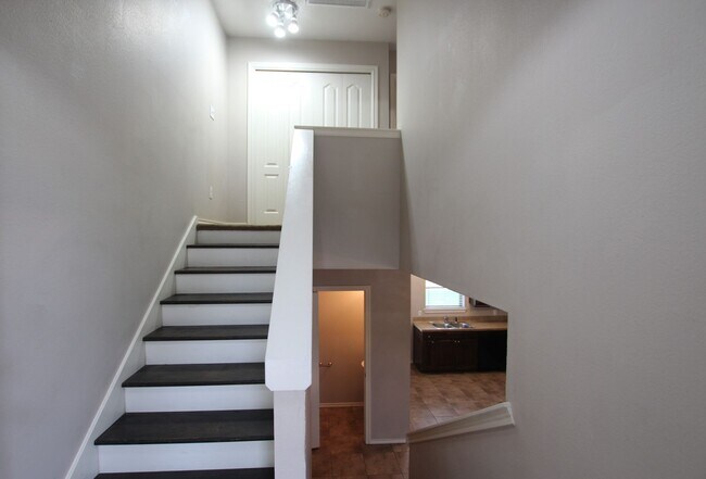 Building Photo - AVAILABLE- 2 Bedroom Duplex for Rent in Li...