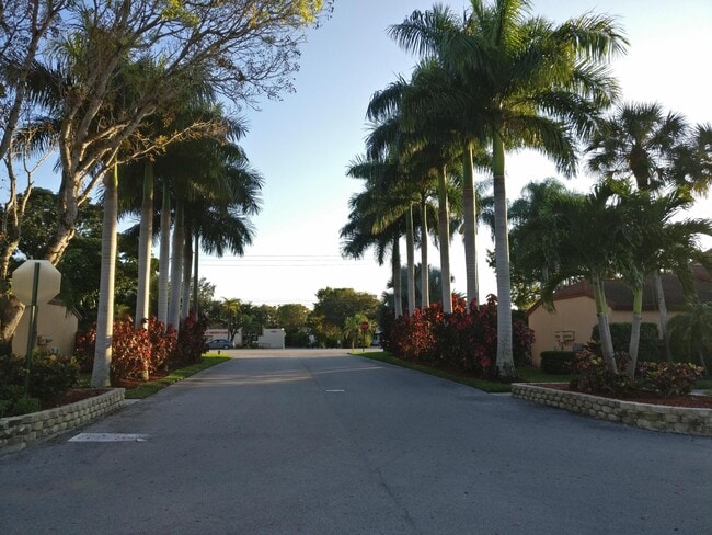 Building Photo - 1506 Lakeview Dr E