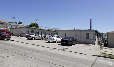 Building Photo - 4209-4223 Winona Ave
