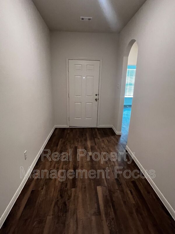 Building Photo - 837 Clark Dr