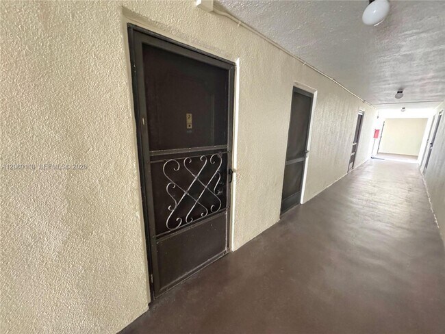 Building Photo - 2324 S Cypress Bend Dr