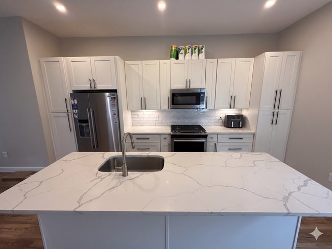 Building Photo - Modern Rental - South Side