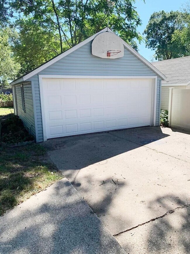 Building Photo - 3 Bedroom Home On Holland's North Side