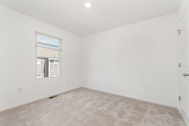 Building Photo - 2131 Sassafras Wy