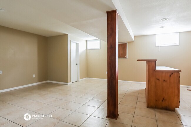 Building Photo - 1100 NE Ridgeview Dr