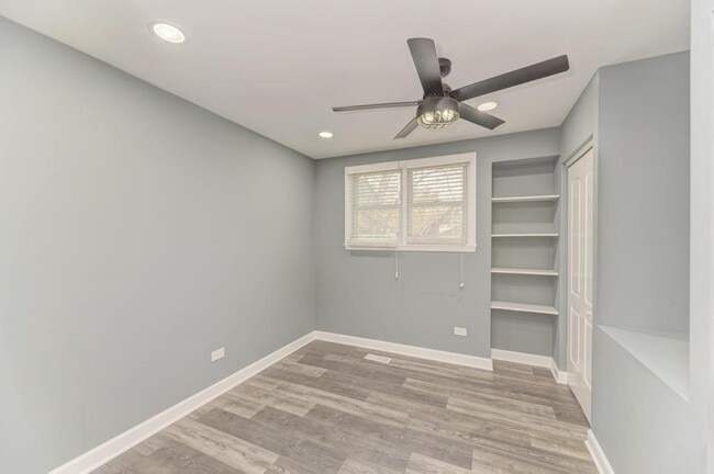 Building Photo - 585 Cambridge Way