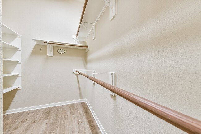 Building Photo - 7201 Valentine Ln