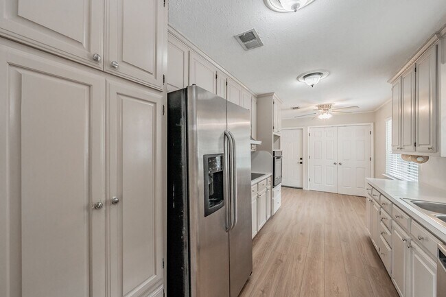 Building Photo - 1300 Potomac Dr