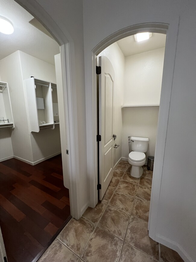 Master bathroom & closet - 5909 Silveroak Cir