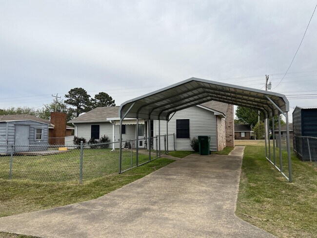 Building Photo - 1705 Deatsville Hwy