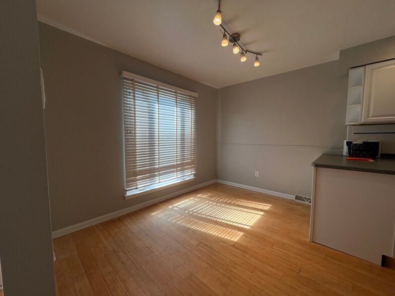 Building Photo - 919 Putnam Blvd