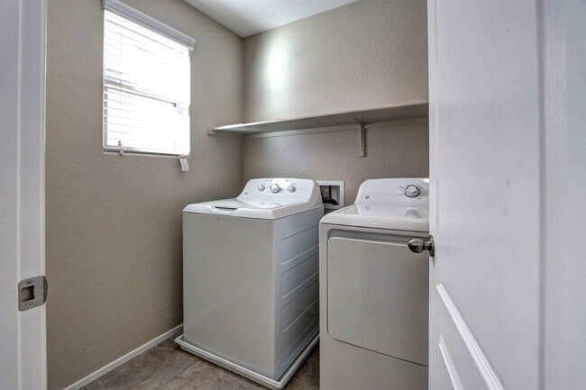 Building Photo - 7680 Lots Hills Dr