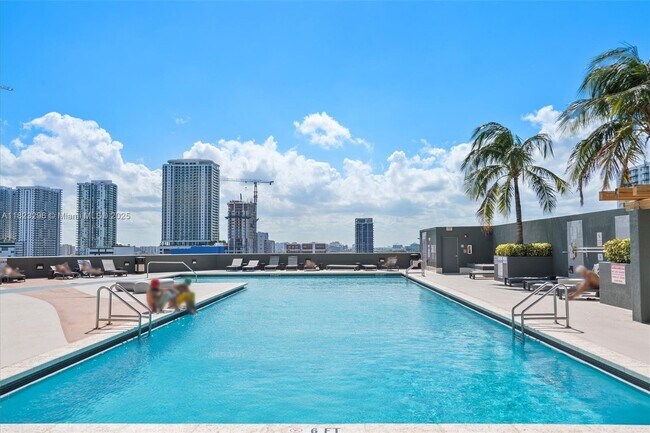 Building Photo - 1750 N Bayshore Dr